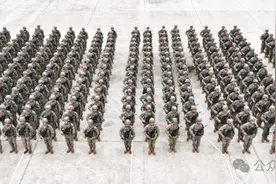 东部战区新兵，授枪！图片