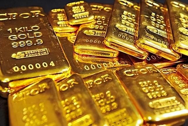 特朗普还没启程访华，中国突然公布黄金库存，美国霸权地位已不保