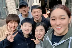 邱贻可生日！众弟子为教练庆生，师娘出镜被赞年轻漂亮，莎莎吐槽图片