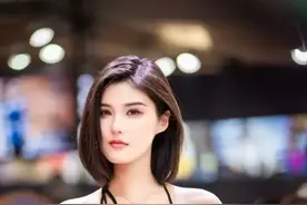 程儿不愧是顶流车模，拥有傲人的身材和极致的颜值。图片