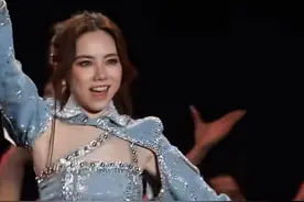 邓紫棋妈妈现身女儿演唱会，摘下口罩令全场惊艳，50多岁看着像30图片