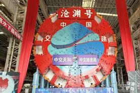 国内自主研制最大直径盾构机，在苏州下线！图片