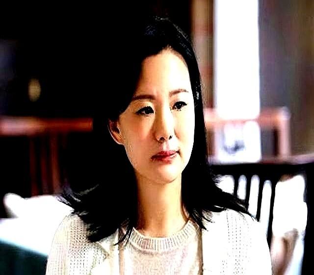 她是国家一级女演员。多次给丈夫戴绿帽，重病丈夫坐轮椅也不离婚