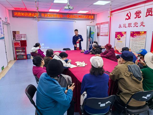 消防员手把手教学：居民学灭火、练逃生，掌握“保命技能”
