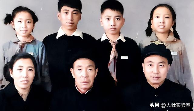 华国锋的夫人韩芝俊有多美？1961年的全家留影	，30岁她端庄贤惠