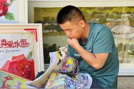 32岁小伙无手指、脚趾，用嘴绣出清明上河图，还自己摆摊、做直播，他说：“我想自己努力出好生活！”图片