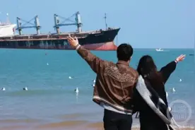 威海搁浅的网红货轮要被拖走？回应：已归属当地一企业，暂不会拖走图片