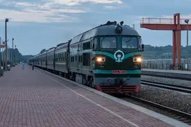 一路走一路呜呜叫！火车为什么一直频繁鸣笛，难道不在乎扰民吗？图片