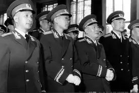 红军时是师长，搭档成大将，手下通讯兵都授中将，而他却才是大校图片