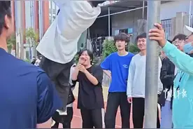 厉害！大一男生单手完成21个引体向上图片