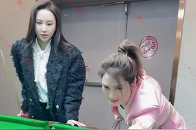 52岁洪欣打台球美翻了，路人视角下白白瘦瘦，比一旁00后还美！图片