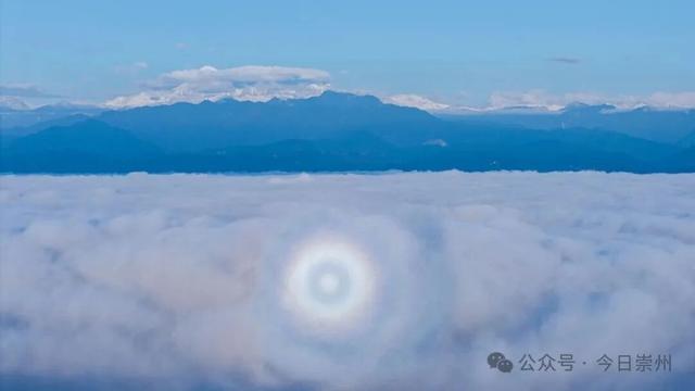 日出 + 云海 + 雪山，今天的崇州主打一个美！