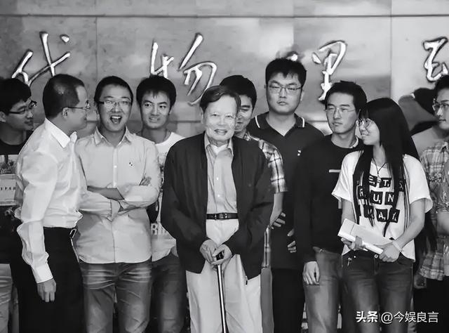 演都不演了？杨振宁去世仅4天，恶心的事就发生了，还不止一件！