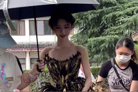 鞠婧祎金黑混搭羽毛款晚礼服惊艳亮相图片