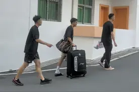 正式离队！黄荣奇离开基地返回成都 徐杰没来送别 能否续约广东成谜图片