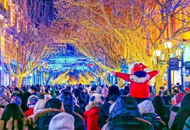 8亿造冰雪王国，只开2月！越“亏”越要办？哈尔滨27年顶级阳谋