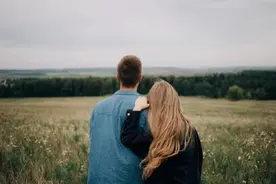 亲家第一次见面，聪明的人都“深藏不露”图片