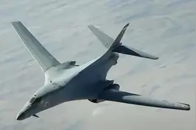 美军战机开到台岛附近，不到一天，中国发布舰载机对峙的画面图片