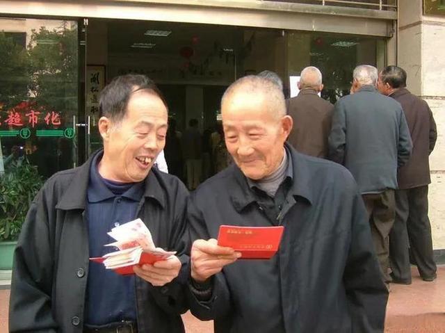 中央定调！退休新规2030年分水岭显现，部分人员或将面临双重压力