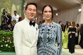 TikTok周受资和老婆也去Metgala红毯啦！太太穿蓝裙好美，好般配图片