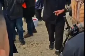 网传垂钓者围殴渔政执法人员，一垂钓老人被推入水中？渔政部门：情况不实，涉事者已被行拘图片