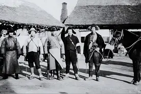 旧社会有些穷山老屯：男人25岁还没去绺子挂柱，会被开除“男籍”图片