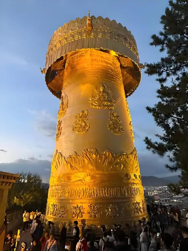 香格里拉，原名中甸，藏语意为“心中的日月”