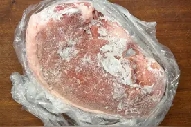 解冻肉不要用水泡了，肉店老板教你一招，快速解冻，和刚买的一样图片