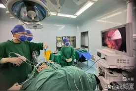 退休老太来南昌旅游不慎摔跤导致腰部疼痛，幸得医生团队紧急微创手术保住肾脏图片