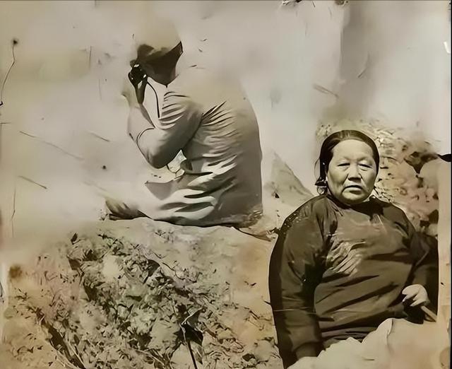 1949年，吴富善回到阔别多年的老家，嫂子上下打量：你是三弟？