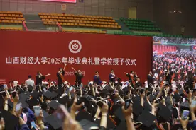 山西财经大学2025年毕业典礼上，学生们在拍照留念图片