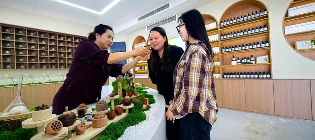 铜梁二坪：老虎口景区精油研学示范园“五一”迎客