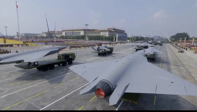 "弹药卡车"VS"制空利刃"！中国无人僚机已实装，美还在赶首飞进度