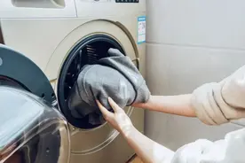 洗净衣物有技巧，别再一股脑塞进洗衣机图片