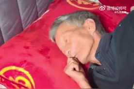 孙女上学磕头拜别患病爷爷，孩子爸爸回应：父亲脑部肿瘤，她以为是拜年，但可能再也见不到爷爷图片