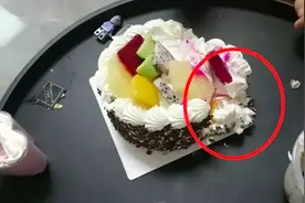“妈妈偷吃儿子生日蛋糕”被全网骂惨，撕开多少父母的无知图片