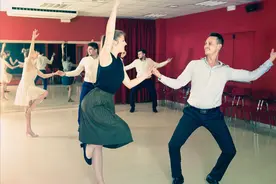 成都这个2300万人的大都市目前只有一家舞厅在营业！图片