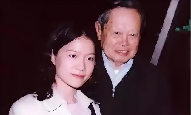杨振宁告别仪式上，49岁翁帆近照曝光，原来杜致礼亲妹真的没说错