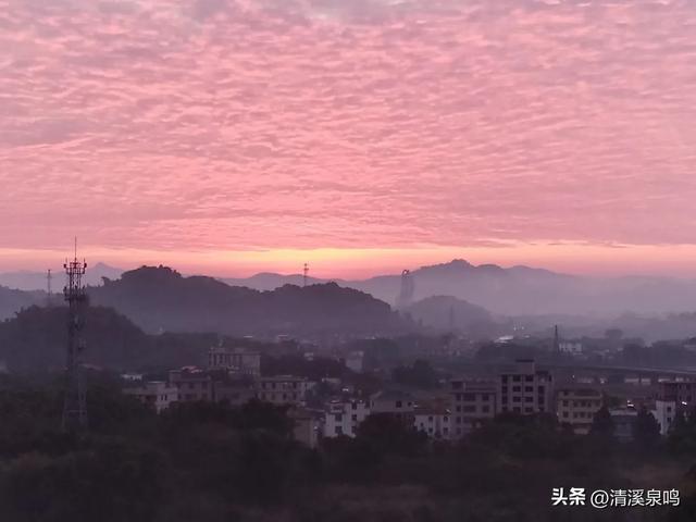 石板路上的晨光