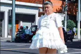 上海50岁老阿姨，每天公主裙不重样，被骂上热搜后，反而越来越火图片