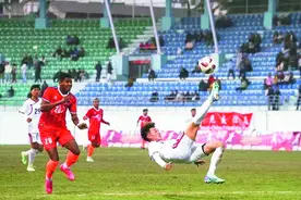 “贺岁杯”中尼友谊赛 玉树青年足球队迎战尼泊尔青年足球队图片