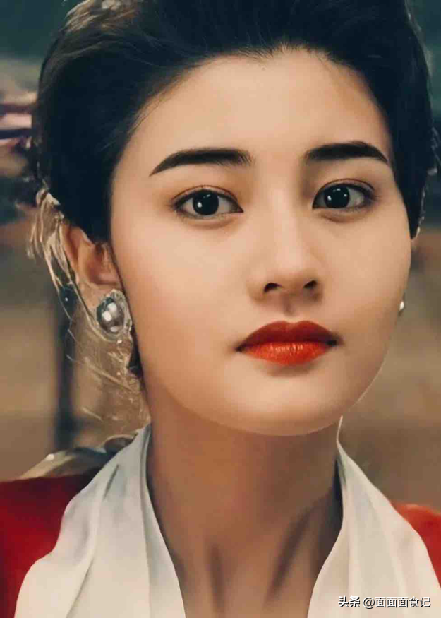 14岁已是“人间尤物”，被富豪看中花1亿娶回家，现55岁风韵犹存