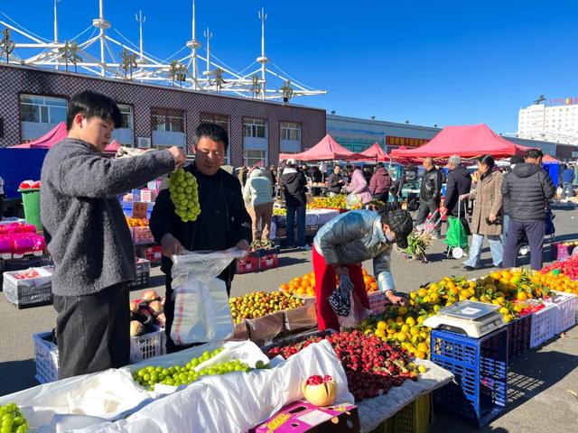 秋色满筐 早市上的色彩交响