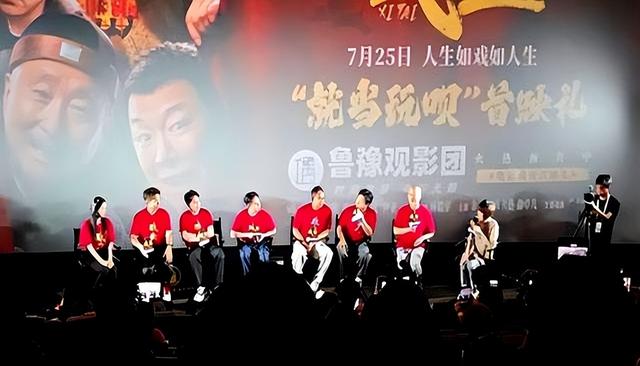 陈佩斯妹妹一家捧场《戏台》，外甥女颜值很高，妹妹张山气质不菲