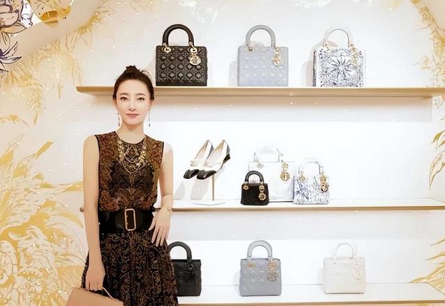 诈骗14亿，看到金条法拉利被拍卖，才懂王丽坤夫妇的生活有多奢靡