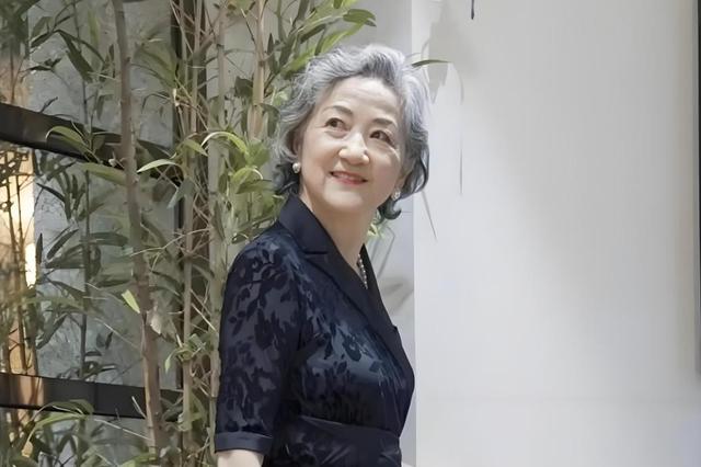 上海71岁独居老人卖掉房子自驾九年， 拒绝留钱给亲人 。