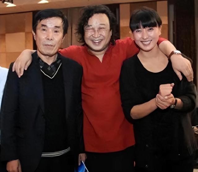 哭穷风波刚9天，何庆魁儿子曝闫学晶猛料被扒，77岁老父亲被牵连