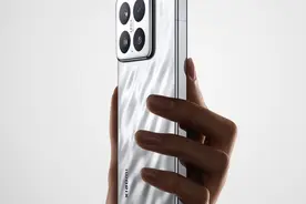 小米 15 手机亮银版亮相：首创铝金属高亮工艺图片