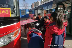 公交红马甲 志愿护航学子归图片