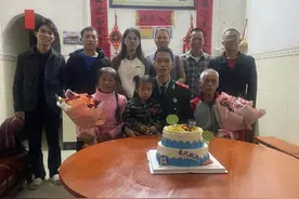 武警战士悄悄来看妈妈，一个拥抱瞬间泪奔图片